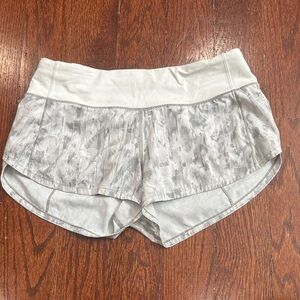 LuLulemon Women's Gray Patterned Shorts size 4